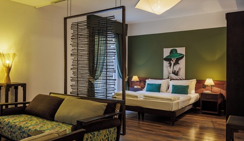 Suite estudio junior, balcón, vistas parciales al lago