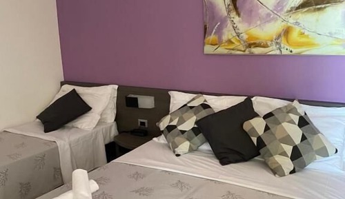 Habitación triple Confort, varias camas, balcón, vistas parciales al mar