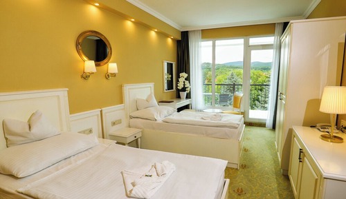 Habitación familiar con 2 camas individuales, vistas a la piscina