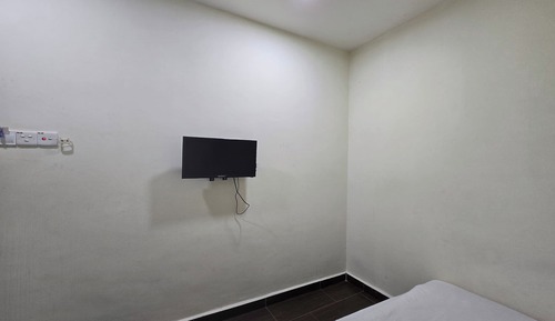 Habitación triple, sin ventanas