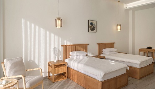 Habitación básica con 2 camas individuales, vistas a la piscina