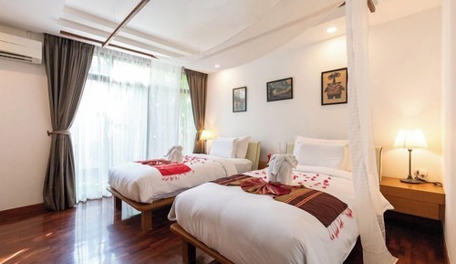 Habitación con 2 camas individuales, balcón