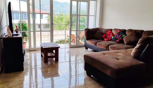 Apartamento familiar, 4 habitaciones, balcón, vistas a la montaña