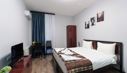Habitación familiar con 1 cama doble o 2 individuales, vistas al jardín