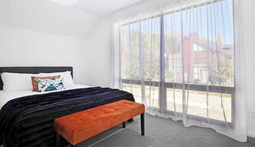 Apartamento, patio, vistas a la montaña