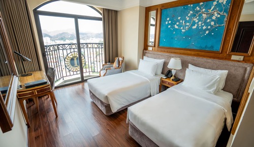 Habitación Deluxe con 1 cama doble o 2 individuales, balcón, vistas a la ciudad