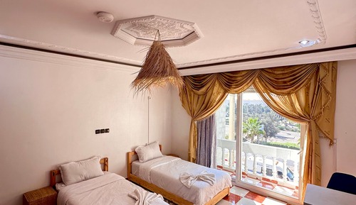 Habitación básica con 2 camas individuales, balcón, vistas al mar