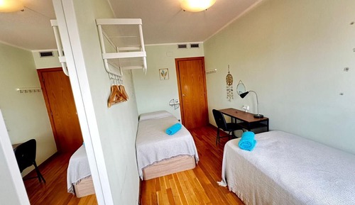 Habitación con 2 camas individuales, baño compartido