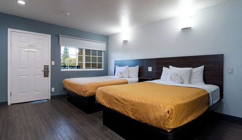 DELUXE WITH 2 QUEEN BEDS