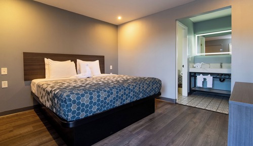 DELUXE KING ROOM