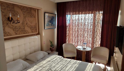 Habitación básica con 1 cama doble o 2 individuales, varias camas, vistas al mar