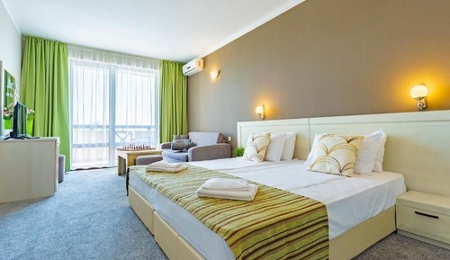Habitación familiar con 1 cama doble o 2 individuales, balcón, vistas parciales al mar