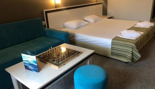 Habitación estándar con 1 cama doble o 2 individuales, balcón, vistas al jardín