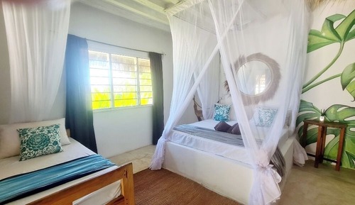 Habitación triple, vistas al mar