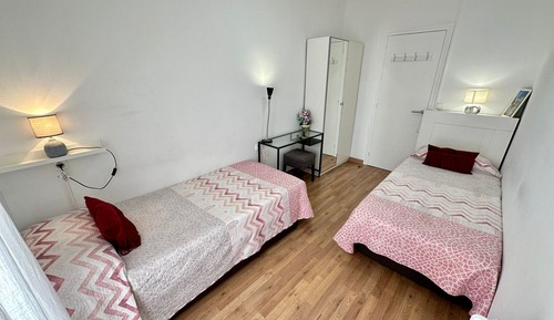 Habitación Confort con 2 camas individuales, baño compartido