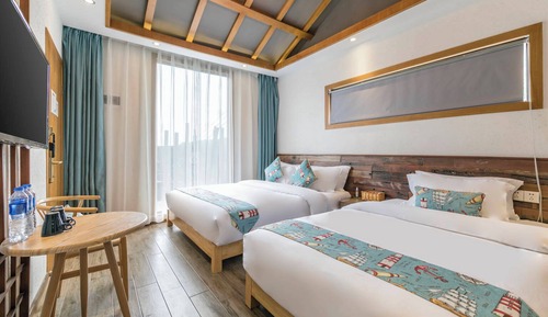 Habitación básica con 2 camas individuales, vistas al complejo turístico
