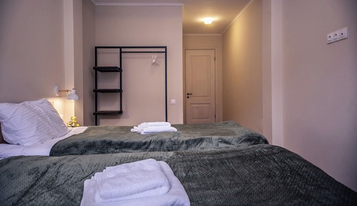 Habitación Confort con 1 cama doble o 2 individuales, 2 camas individuales, patio