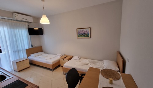 Estudio económico, 2 camas individuales, balcón, vistas parciales al mar