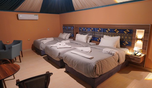 Habitación triple básica, balcón, vistas a la montaña