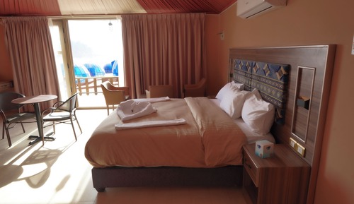 Habitación básica con 1 cama doble o 2 individuales, balcón, vistas a la montaña