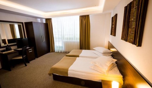 Habitación básica con 1 cama doble o 2 individuales, balcón, vistas a la montaña