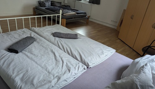 Habitación básica con 2 camas individuales