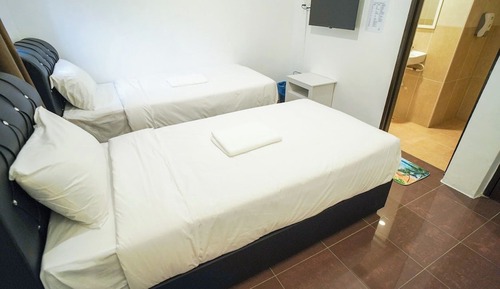 Habitación básica con 2 camas individuales