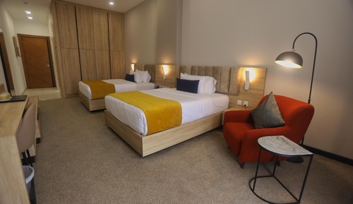 Habitación con 1 cama doble o 2 individuales, vistas a la ciudad