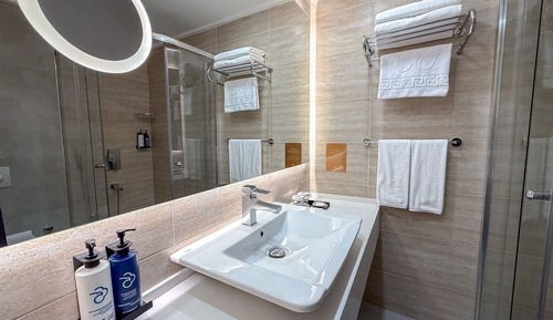 Habitación superior con 2 camas individuales, vistas a la ciudad