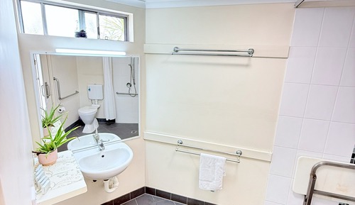 Habitación con 2 camas individuales, ducha adaptada, balcón