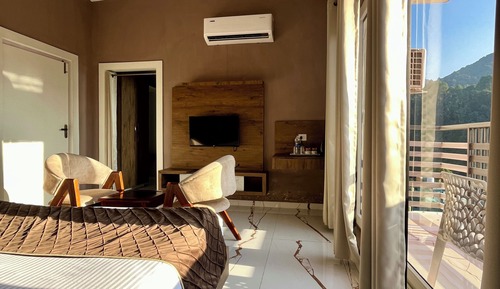 Habitación estándar con 1 cama doble o 2 individuales, balcón, vistas a la montaña