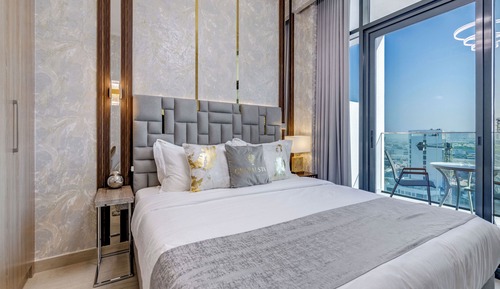 Estudio de diseño, 1 cama de matrimonio grande, balcón