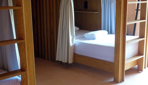 Dormitorio compartido básico, dormitorio mixto, balcón, vistas al jardín