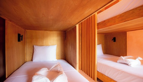 Dormitorio compartido básico, solo para mujeres, balcón, vistas al jardín