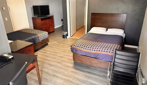 Habitación básica, 2 camas de matrimonio, barras de apoyo en la bañera, no fumadores