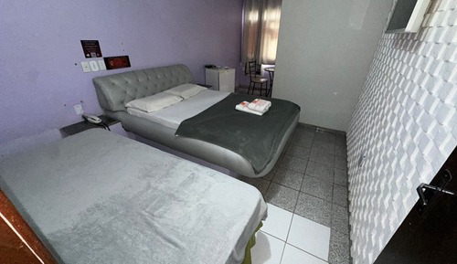 Habitación básica con 2 camas individuales