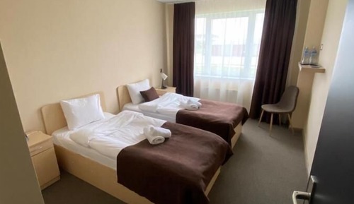 Habitación básica con 2 camas individuales