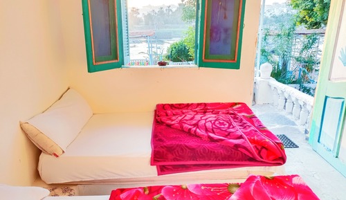 Habitación básica con 1 cama doble o 2 individuales, patio, vistas al río