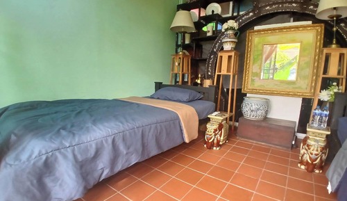 Habitación con 2 camas individuales, baño compartido, planta baja