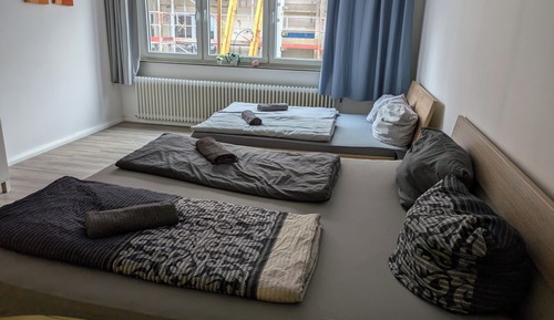 Habitación básica con 2 camas individuales