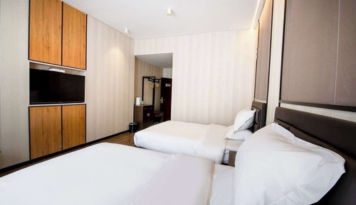 Habitación superior con 2 camas individuales, balcón, vistas a la montaña