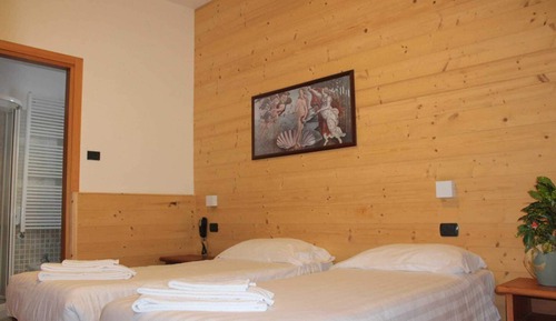 Habitación estándar con 1 cama doble o 2 individuales, balcón, vistas a la montaña