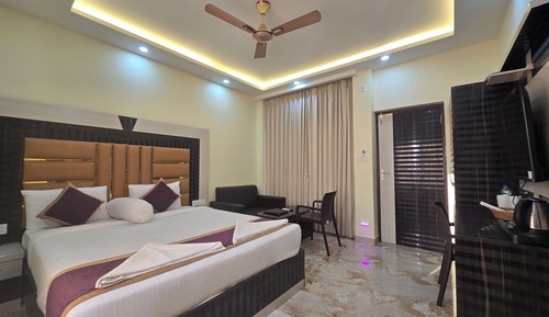 Queen Room with Pool View