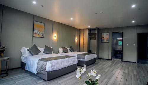 Habitación Deluxe con 2 camas individuales, balcón, vistas a la ciudad