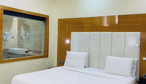 Habitación económica, balcón, vistas a la ciudad