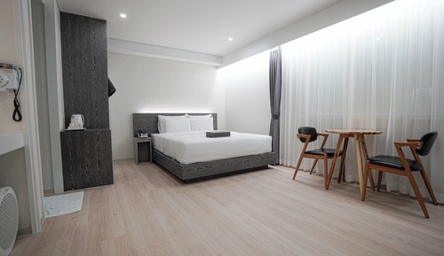 Deluxe Bathtub Room