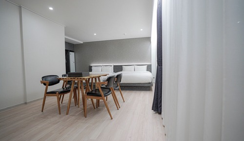 Suite Twin Party Room