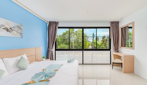 Habitación superior con 1 cama doble o 2 individuales, vistas parciales al mar