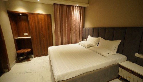Habitación Deluxe con 1 cama doble o 2 individuales, balcón, vistas a la ciudad