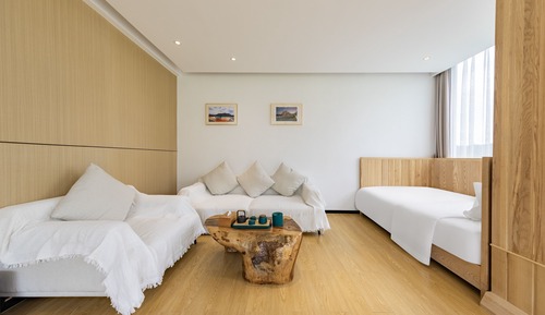 Habitación de lujo con 2 camas individuales, varias camas, baño privado, vistas a la colina